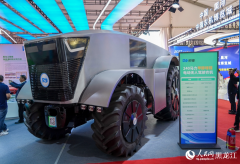 售部司理杨敬岩引见从推产物5TY-190Z大型玉米脱粒